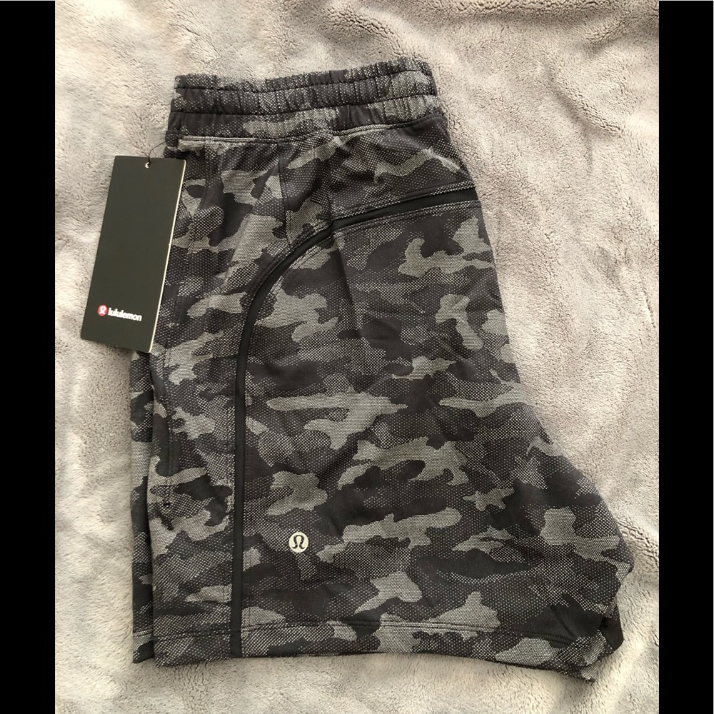 Lululemon men’s Pace Breaker shorts 5” Size Medium